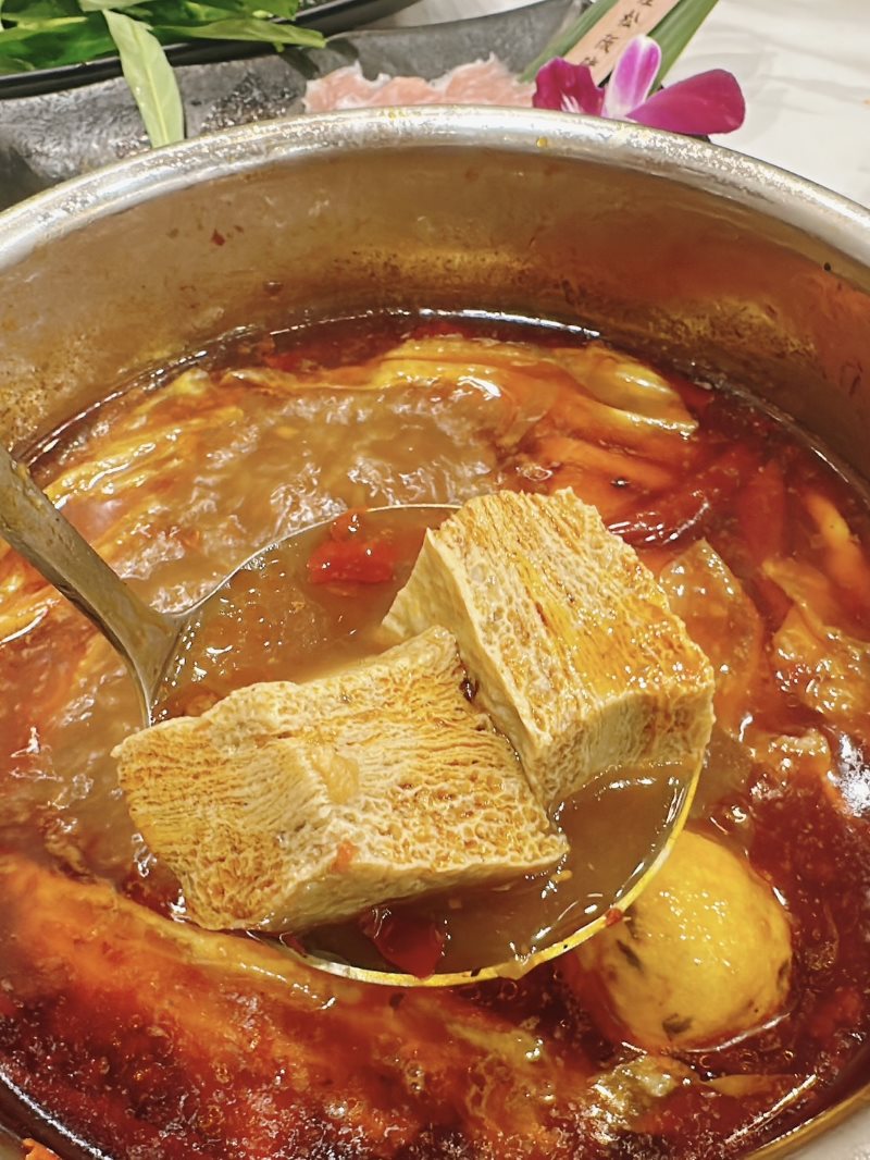 火鍋新趨勢：「涮金鍋」的黃金雞湯體驗