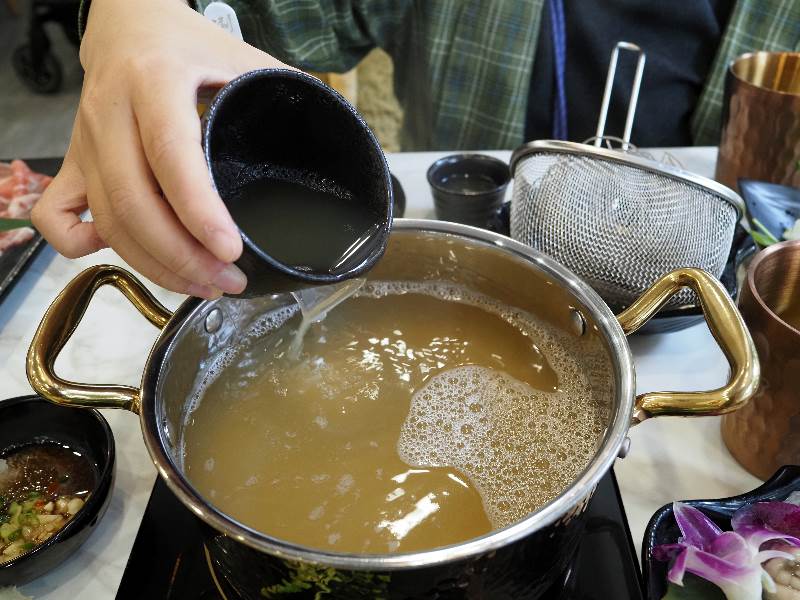 探索桃園美食「涮金鍋」的黃金雞湯火鍋，一次滿足的美味饗宴』