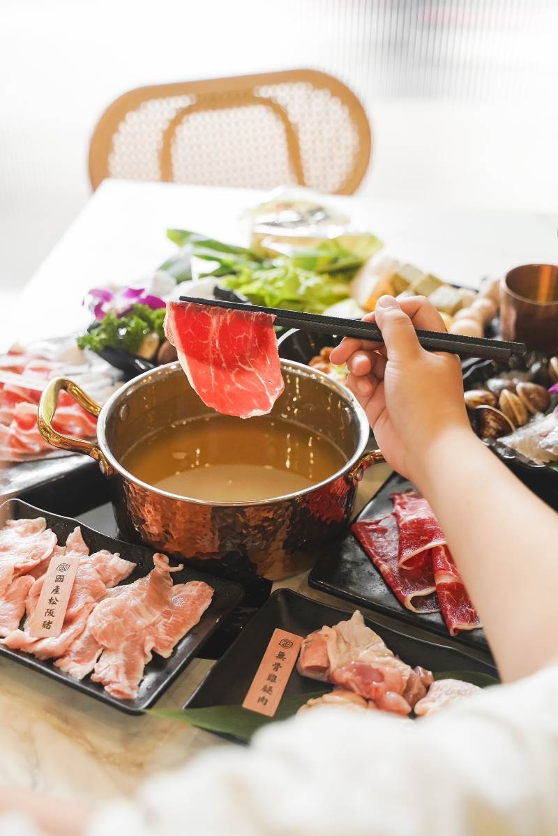 「涮金鍋」，火辣鮮甜的雞湯鍋滿足你的味蕾！